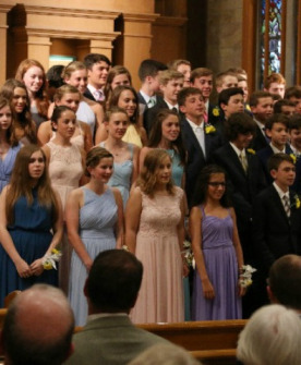 IHM-8th-grade-May-crowning